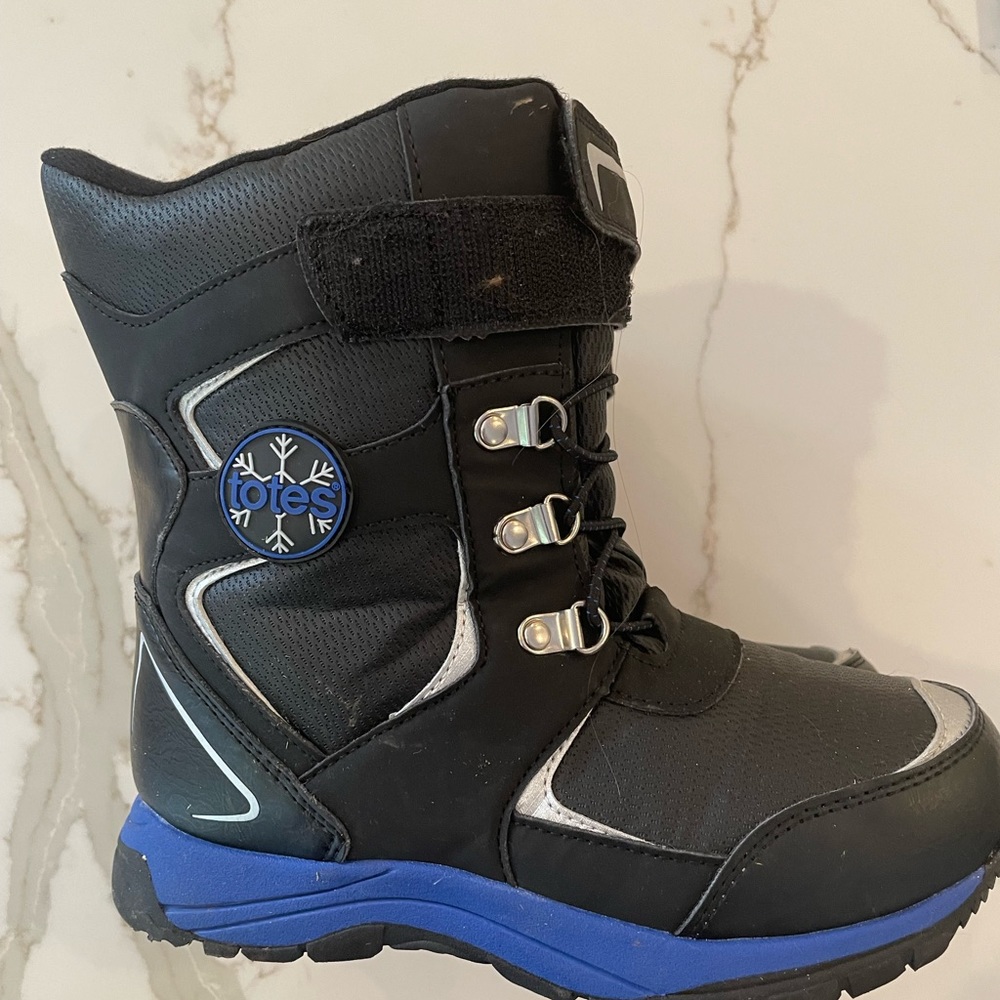 Pre-owned totes snow boots.  Boys size 3.